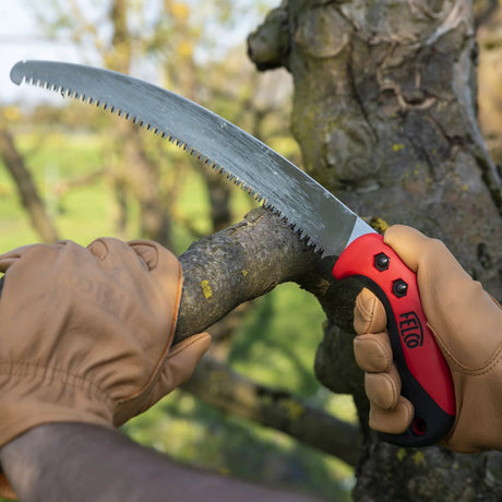 FELCO 630 pull-stroke saw with red handle and curved blade